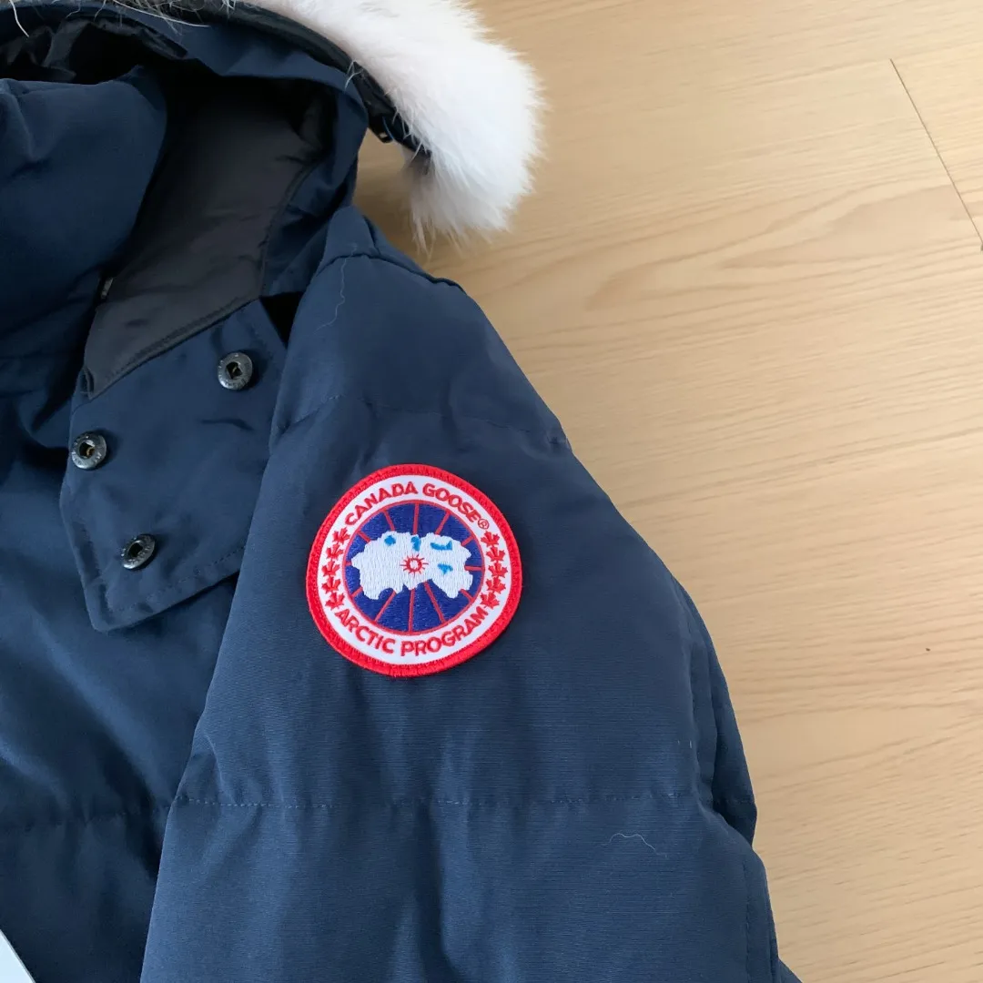 Style number: Y 82 Canada goose/Canada Goose Wyndham M 29 parka down jackets, Authentic original version, you need to compare with Authentic at any time, accessories are all customized from the original factory 💯The fabric is compared to the softness and hardness of Authentic, and can be restored by kneading at will (fabric misunderstanding: fabrics that are not high hardness are waterproof. Only those who buy this year's latest Authentic version will notice the softness and comfort of the fabric) 💯Authentic white duck down synchronized with down, fluffy and not clumping, electronically controlled down filling machine filled with down 💯Customized Authentic YKK military-grade copper core zipper puller, high hardness and no jamming 💯The fur collar is purchased from Western Canada coyote skin and is customized 💯Big goose label, collar label, washed label, tag, zipper cord, pocket label, back label, collar velvet, hook and loop, all details of cuffs are updated simultaneously with Authentic. The best version, the most complete color matching, the fighter in the world 29 battles all kinds of world goods Size: XS-XXL Color: Black red label Black black label Gray red label Gray black label Rice White Navy Blue color